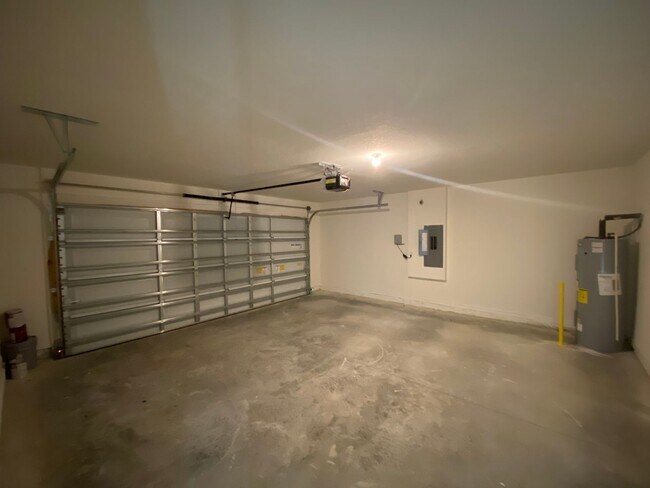 Building Photo - Avalon Woods 4/3/2 ***WON'T LAST***
