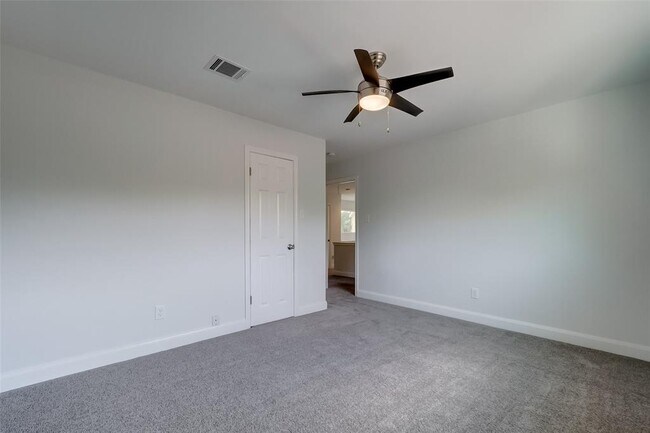 Building Photo - 818 Silvergate Dr
