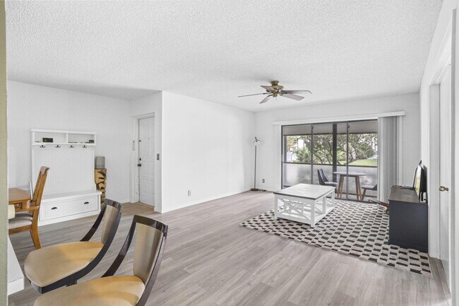 Building Photo - 2025 SW Silver Pine Way