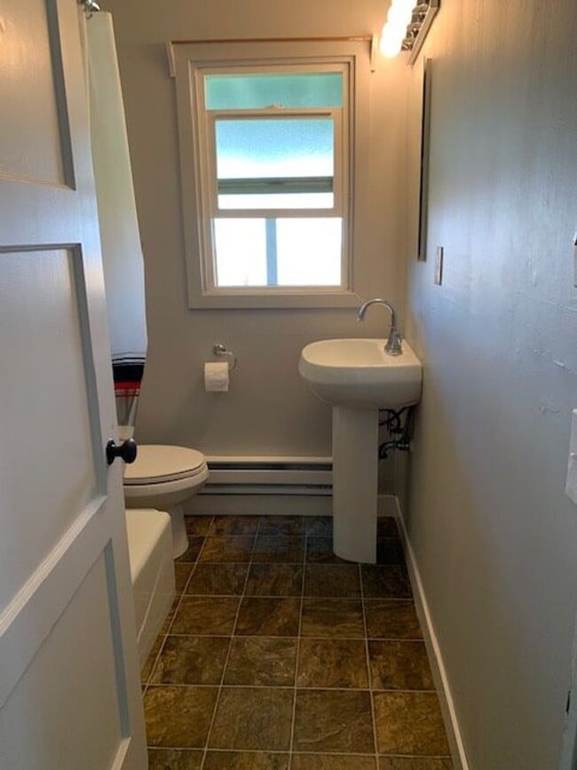 Building Photo - 3 bd., 2 bath remodeled Duplex