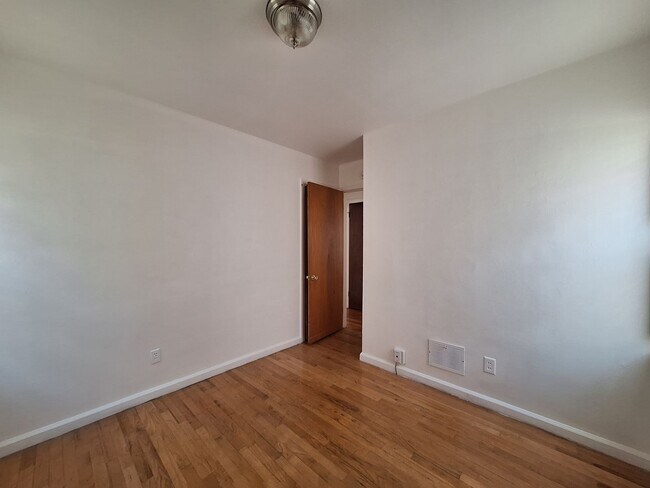 Building Photo - Charming 2 bedroom home in Harper Woods