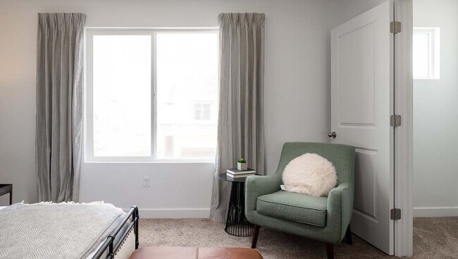 Building Photo - Newer Somersett Court Townhome!!