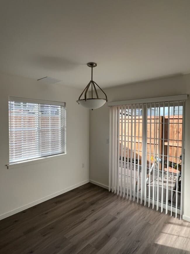 Building Photo - 2 STORY DUPLEX IN THE HEART OF PHOENIX OREGON