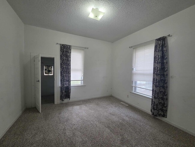 Building Photo - Spacious Home with large back yard!