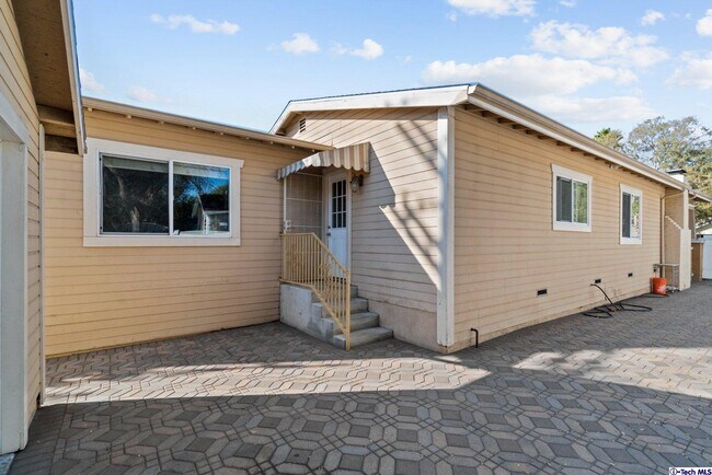 Building Photo - 666 W Lexington Dr