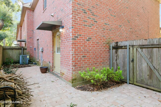 Building Photo - 124 Deraney Ln