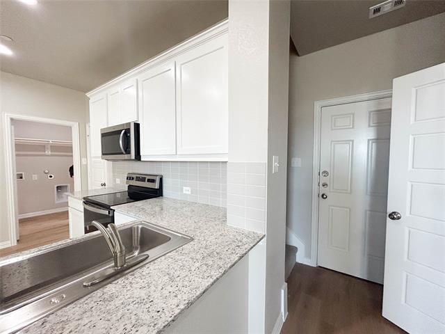 Building Photo - 2120 Dena Dr