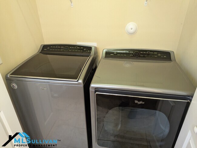 Building Photo - 401 Finsbury St