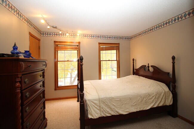 Building Photo - 4 Bed Home Premium Fixtures