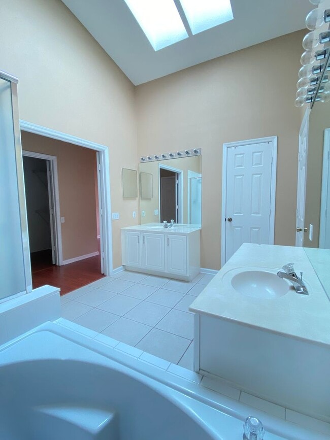 Building Photo - 4 bd/ 2 ba Single Family Home in Kissimmee near the Loop