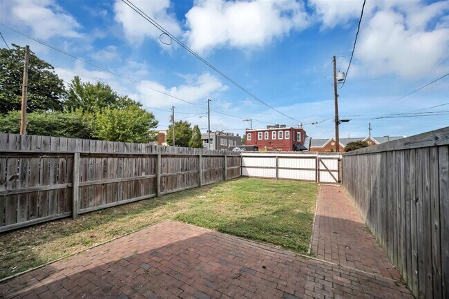 Building Photo - 1834 Parkwood Ave