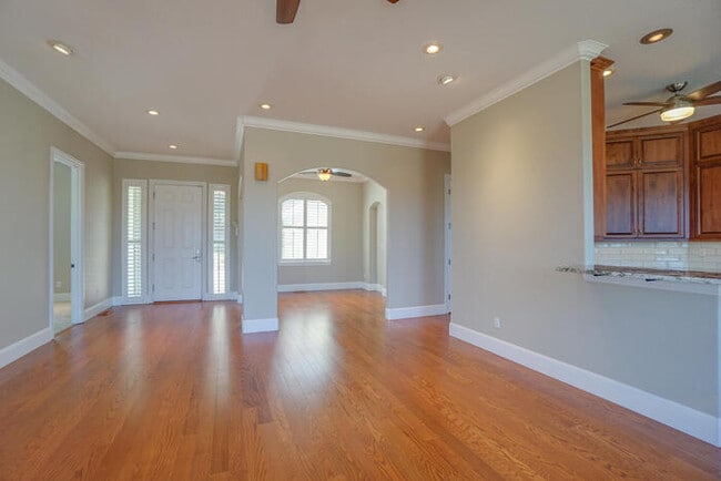 Building Photo - FOUR BEDROOM HOUSE IN LACAMAS SHORES WINTE...