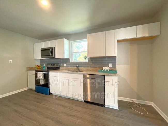 Building Photo - 706 Hillside St