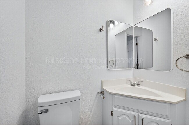 Building Photo - 701 E Morton St