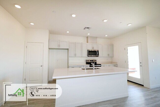 Building Photo - 2141 Hilltop Dr