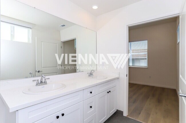 Building Photo - 8090 Quiet Knolls Dr