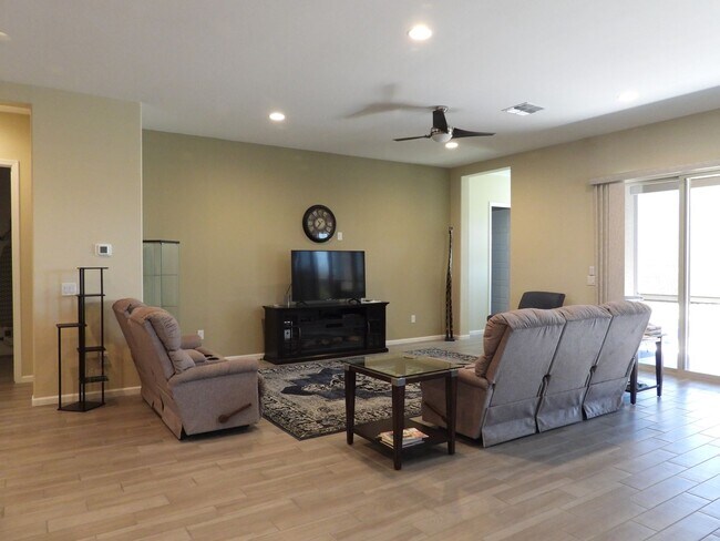 Building Photo - 3 Bedroom 2 Bathroom