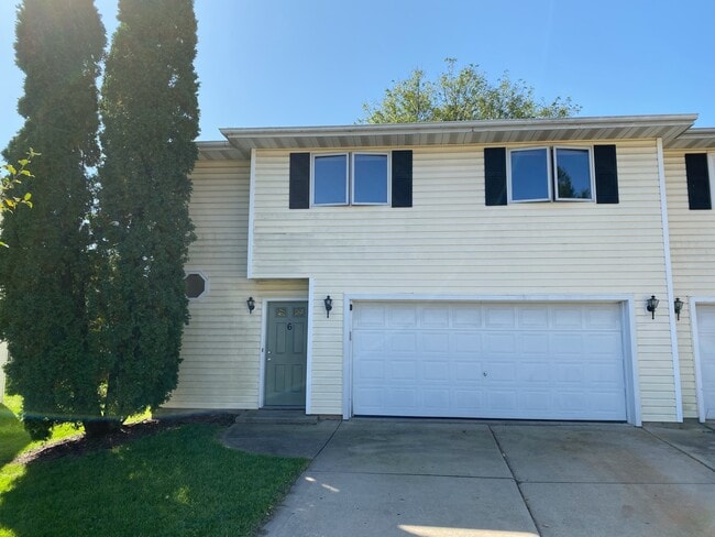 Primary Photo - 3 bed/2 bath West Side Townhome