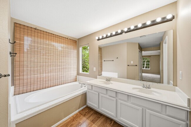 Building Photo - 4323 Ringrose Dr