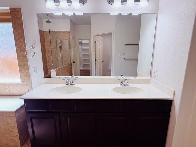 Building Photo - 3500 Esperanza Dr
