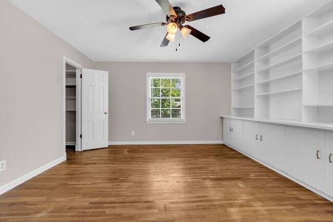 Building Photo - Newly Renovated 4-Bedroom Home in Germanto...