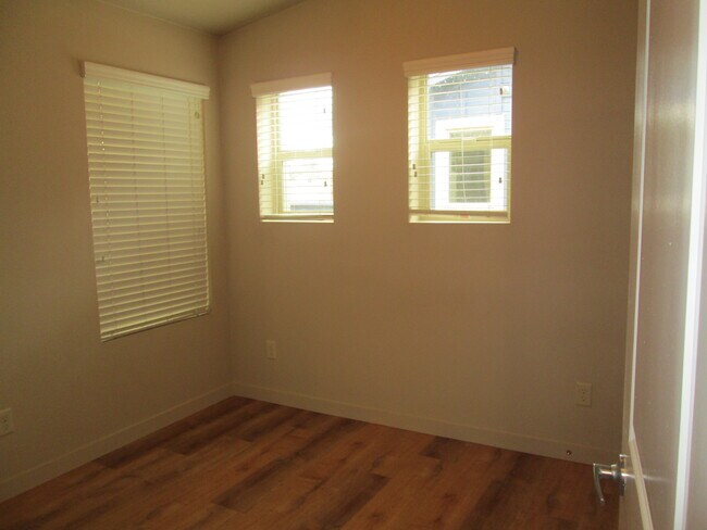 Building Photo - 4321-B SE Division St