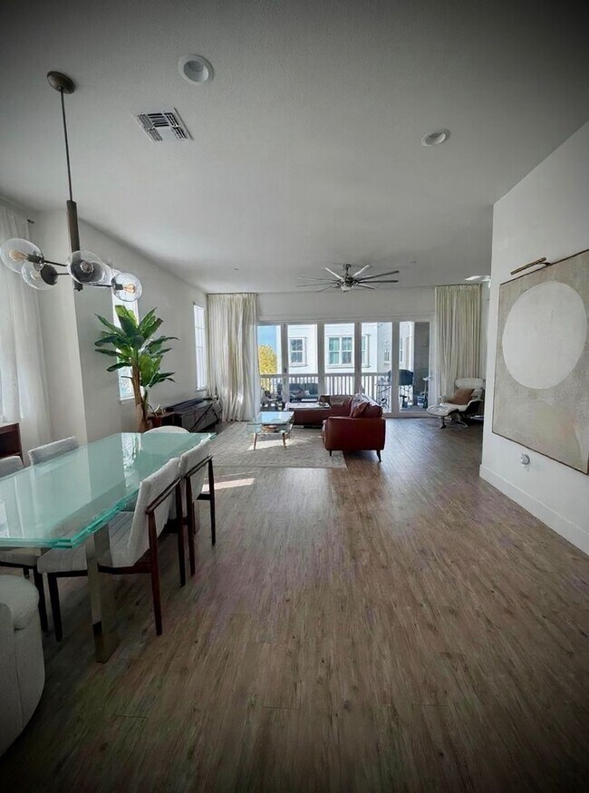 Building Photo - Luxury 4BR Home with Dual Side Yards, Putt...