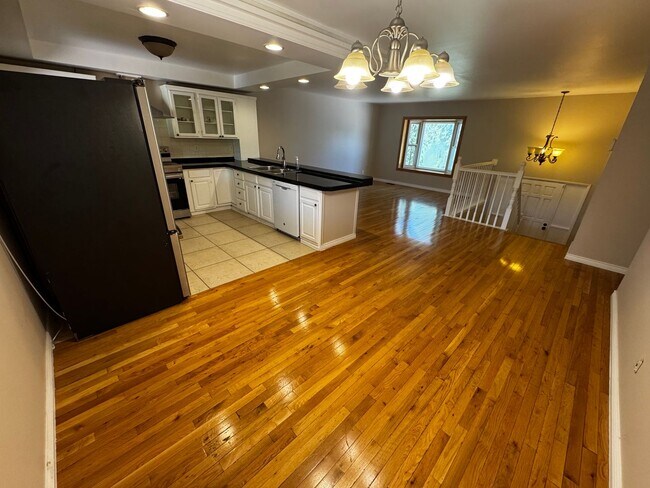 Building Photo - Spacious Aurora Home