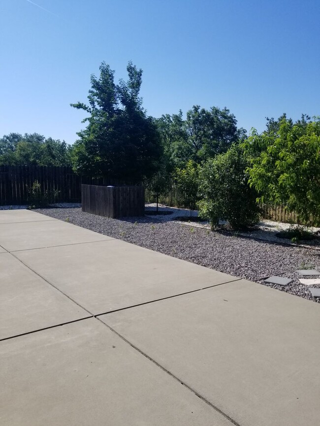 Building Photo - LARGE 3 BED 2 BATH HOUSE IN LAKE CALIFORNIA