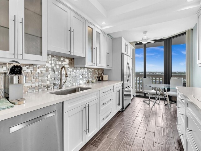 Building Photo - 2000 Island Blvd