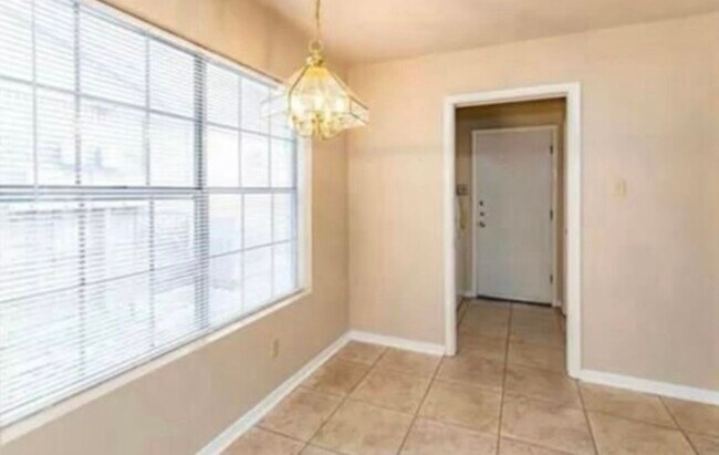 Building Photo - 5975 Townhouse Ln