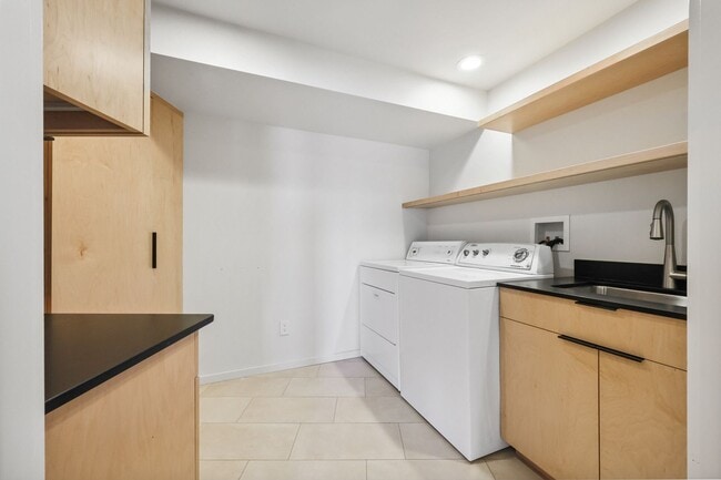 Building Photo - Stunning 3,146 Sq. Ft. Olympia Waterfront ...