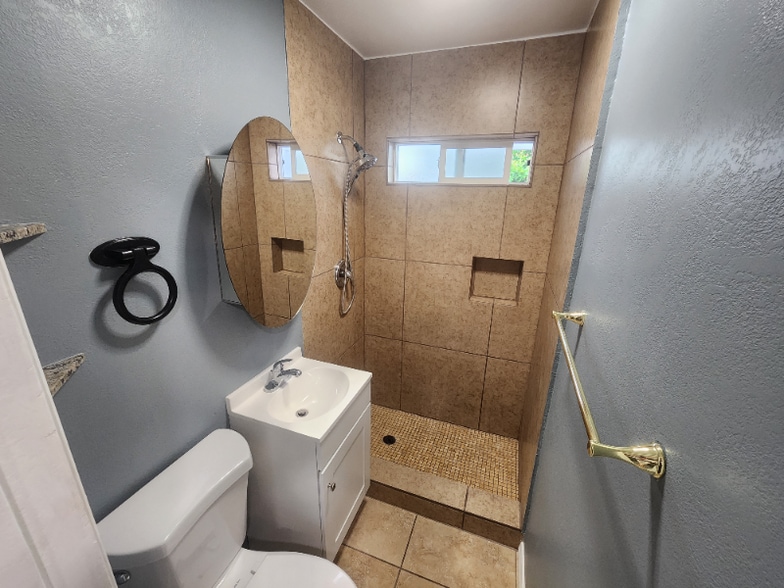 Building Photo - 715 S Pine St