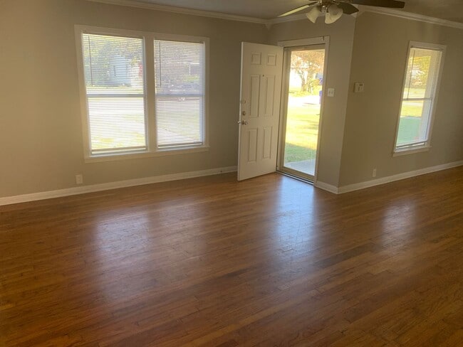 Building Photo - 3 Bedroom 1 Bath Home