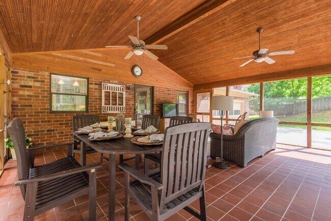 Building Photo - 4BR/ 3BA in West Hills + TWO 2-car garages, screened patio, fenced backyard