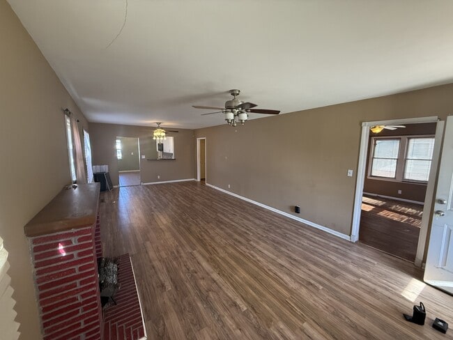 Building Photo - 804 E 6th