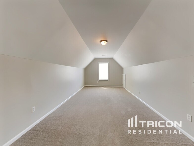 Building Photo - 712 Kings Ct