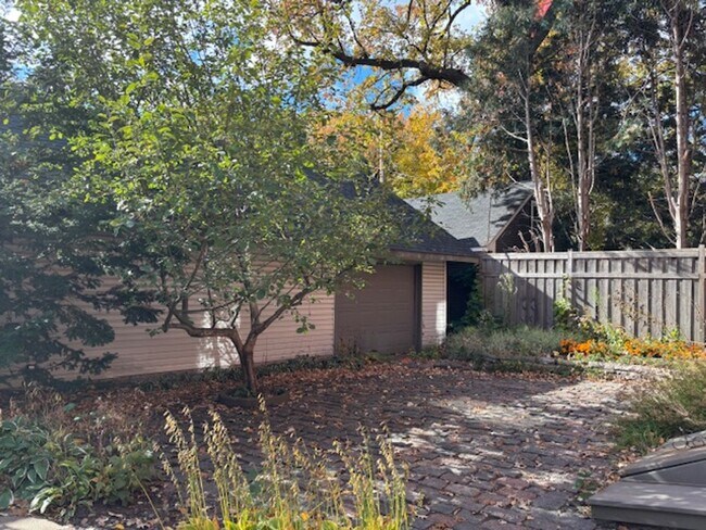 Building Photo - 462 Holly Ave