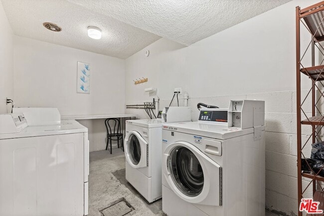Building Photo - 8148 Redlands St
