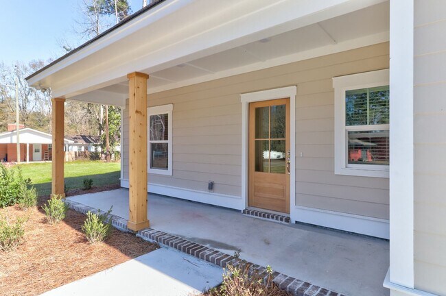 Building Photo - 204 Pineland Dr