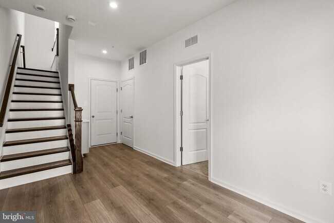 Building Photo - 8256 Longford Rd