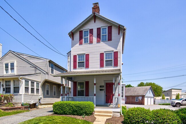 Primary Photo - Walking distance to UD campus Available Ju...