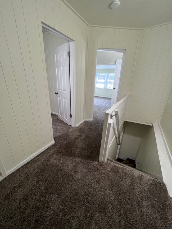 Building Photo - Updated 4BR 1.5 bath home with rear parking!