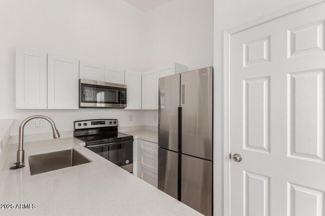 Building Photo - 8335 W Pineveta Dr