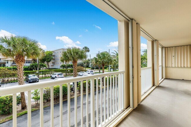 Building Photo - 951 De Soto Rd