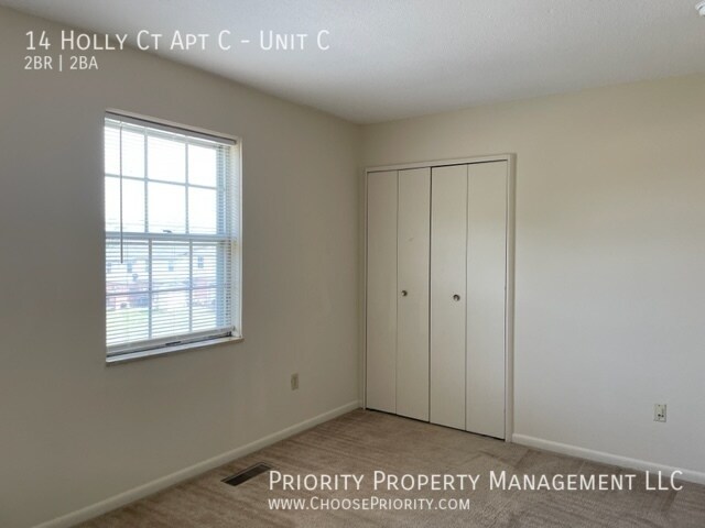 Building Photo - 2 bedroom, 1.5 bath townhome