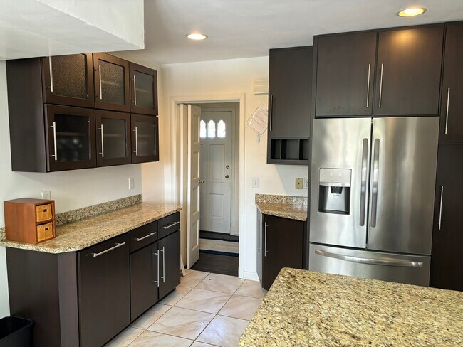 Kitchen - 904 S Jordan Ave