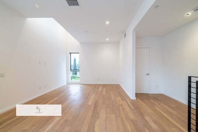 Building Photo - Elegant 3 Bedroom / 2.5 Bathroom Home in LA