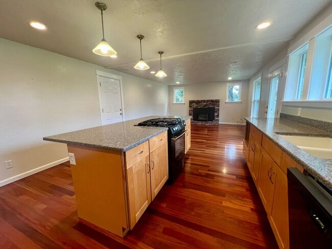 Building Photo - PENDING APPLICATION; Private Westside 3 BD+Den