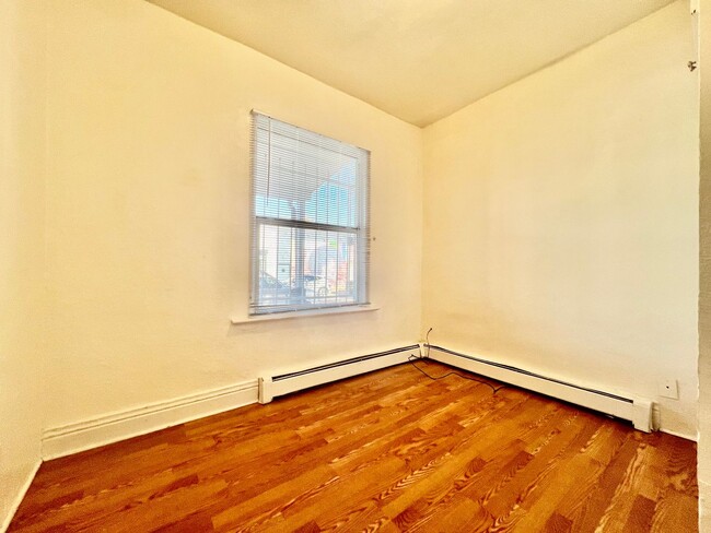 Building Photo - Available Mid June! Charming 2 bedroom 1 b...